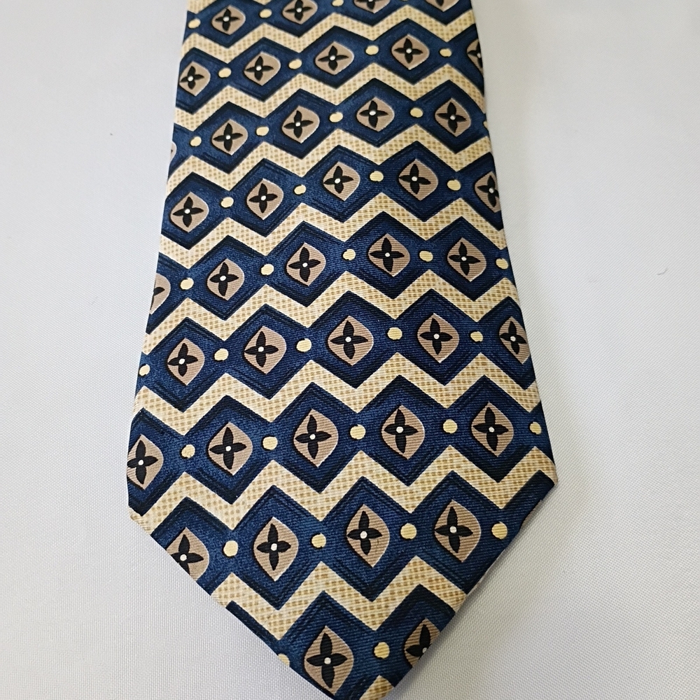 Roundtree & Yorke Navy and Beige Geometric Tie